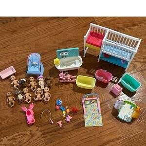 Barbie Baby Lot -10 babies and playset babysitter Chelsea